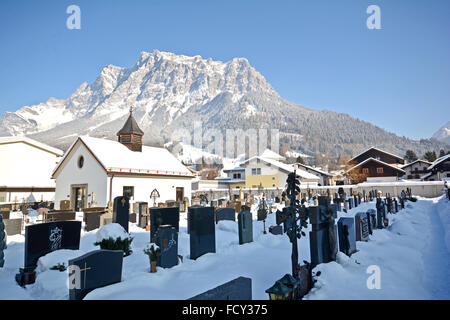 Pfarrkirche und Friedhof in Ehrwald mit Gipfel der Zugspitze, Deutschlands höchstem Berg Stockfoto