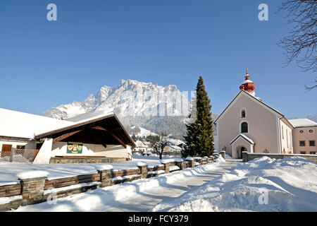 Pfarrkirche in Ehrwald mit Gipfel der Zugspitze, Deutschlands höchstem Berg Stockfoto