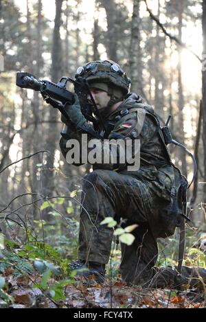 Absteigt der 2. Kompanie, 212. Mechanisierte Infanterie-Bataillon während eine Kraft auf Kraft Trainingsübung im Trainingszentrum deutschen Armee Kampf Stockfoto