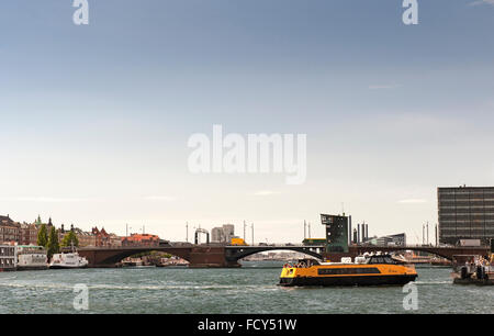 Ein Hafen-Taxi in der Nähe von Langebro - eine Klappbrücke über den inneren Hafen von Kopenhagen, Dänemark Stockfoto