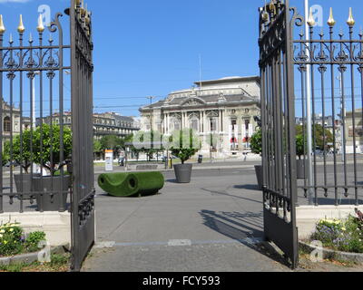 Parc des Bastions mit Blick auf den Grand Theatre de Geneve in Genf, Schweiz. Stockfoto