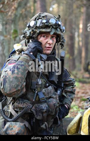 Absteigt der 2. Kompanie, 212. Mechanisierte Infanterie-Bataillon während eine Kraft auf Kraft Trainingsübung im Trainingszentrum deutschen Armee Kampf Stockfoto