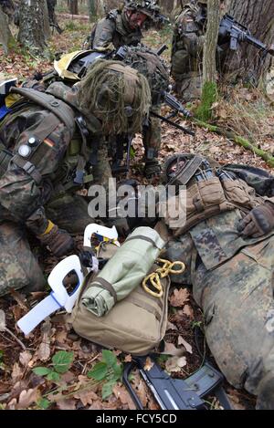 Absteigt der 2. Kompanie, 212. Mechanisierte Infanterie-Bataillon während eine Kraft auf Kraft Trainingsübung im Trainingszentrum deutschen Armee Kampf Stockfoto