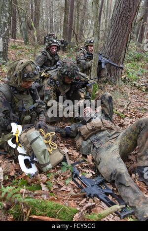 Absteigt der 2. Kompanie, 212. Mechanisierte Infanterie-Bataillon während eine Kraft auf Kraft Trainingsübung im Trainingszentrum deutschen Armee Kampf Stockfoto