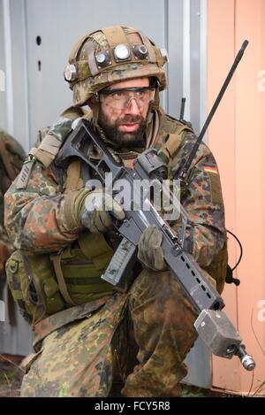 Absteigt der 2. Kompanie, 212. Mechanisierte Infanterie-Bataillon während eine Kraft auf Kraft Trainingsübung im Trainingszentrum deutschen Armee Kampf Stockfoto