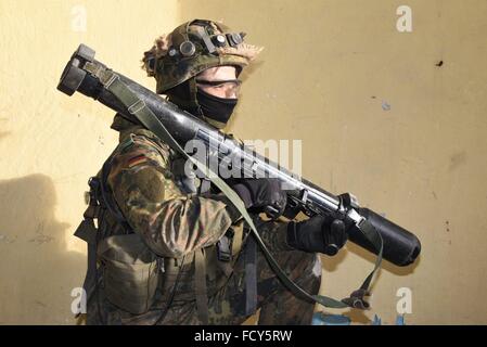 Absteigt der 2. Kompanie, 212. Mechanisierte Infanterie-Bataillon während eine Kraft auf Kraft Trainingsübung im Trainingszentrum deutschen Armee Kampf Stockfoto