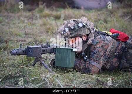 Absteigt der 2. Kompanie, 212. Mechanisierte Infanterie-Bataillon während eine Kraft auf Kraft Trainingsübung im Trainingszentrum deutschen Armee Kampf Stockfoto