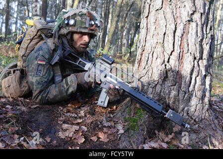 Absteigt der 2. Kompanie, 212. Mechanisierte Infanterie-Bataillon während eine Kraft auf Kraft Trainingsübung im Trainingszentrum deutschen Armee Kampf Stockfoto