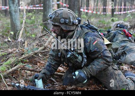 Absteigt der 2. Kompanie, 212. Mechanisierte Infanterie-Bataillon während eine Kraft auf Kraft Trainingsübung im Trainingszentrum deutschen Armee Kampf Stockfoto