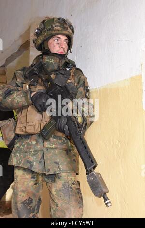 Absteigt der 2. Kompanie, 212. Mechanisierte Infanterie-Bataillon während eine Kraft auf Kraft Trainingsübung im Trainingszentrum deutschen Armee Kampf Stockfoto