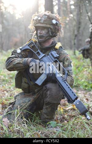 Absteigt der 2. Kompanie, 212. Mechanisierte Infanterie-Bataillon während eine Kraft auf Kraft Trainingsübung im Trainingszentrum deutschen Armee Kampf Stockfoto