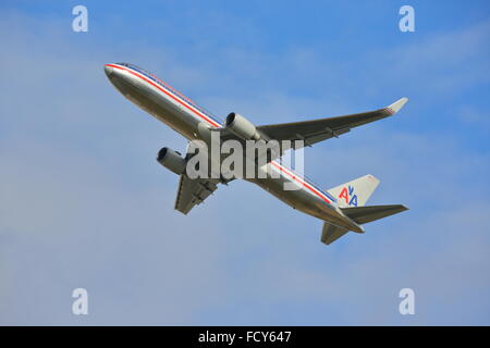 American Airlines Boeing 767-300ER N373AA Taking off am Flughafen Heathrow, London, UK Stockfoto