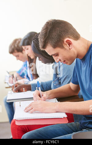 Interracial Gruppe von Studenten machen Sie sich Notizen in der Universität mit ihren notebooks Stockfoto