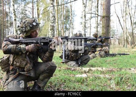 Absteigt der 2. Kompanie, 212. Mechanisierte Infanterie-Bataillon während eine Kraft auf Kraft Trainingsübung im Trainingszentrum deutschen Armee Kampf Stockfoto