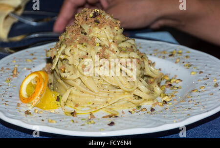 Schüssel mit Nudeln mit Meeresfrüchten und Pistazien. Typisch sizilianische Küche, die Tradition der mediterranen Ernährung. Stockfoto