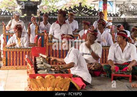 traditionellen Gamelan-Ensemble während einer Tempelzeremonie in Lovina Bali, Indonesien Stockfoto