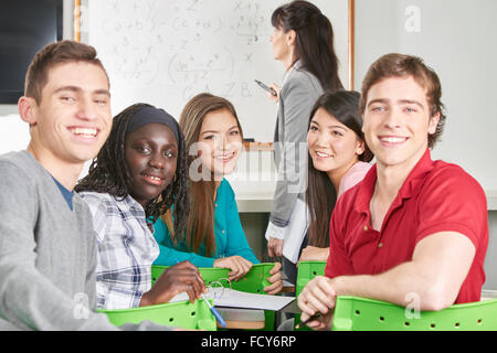 Interracial Gruppe von Jugendlichen Studenten im Matheunterricht Stockfoto