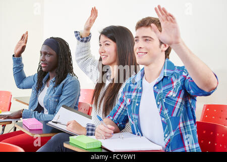 Interracial Gruppe von Studenten, die ihre Hände in der Klasse Stockfoto