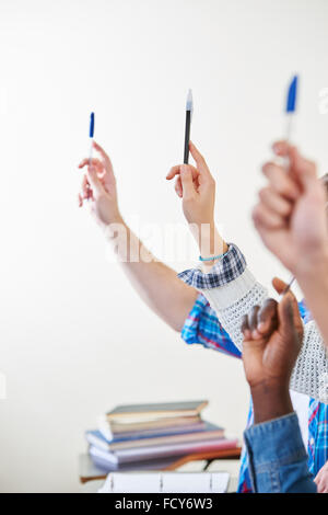 Studenten mit Kugelschreiber in der Hand teilzunehmen am Unterricht Stockfoto