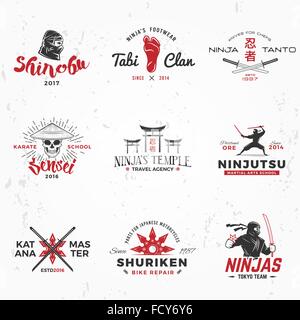 Satz von japanischen Ninjas Logo. Katana master Abzeichen entwerfen. Vintage Ninja Maskottchen Abzeichen. Martial Arts Team T-shirt Illustration Konzept auf Grunge Hintergrund Stock Vektor