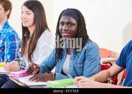 Glücklich afrikanische Student lächelnd in der Klasse an der Universität Stockfoto