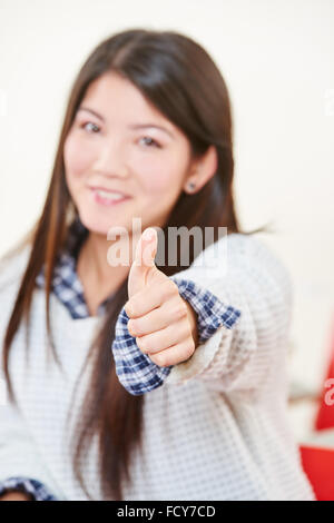 Erfolgreiche Mädchen mit Daumen hoch Geste an der High school Stockfoto