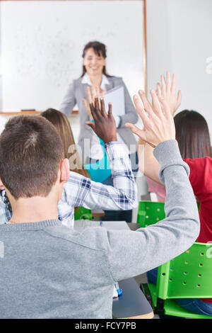 Viele Studenten, die ihre Hände in die Math-Klasse Stockfoto