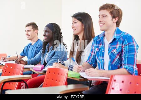 Interracial Gruppe von Studenten Lächeln in ihrem Klassenzimmer Stockfoto