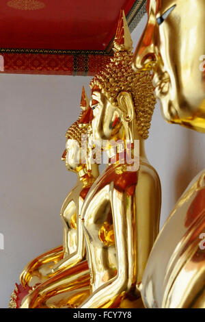 Stehende goldene Buddha Statuen. Tempel Wat Pho, Bangkok, Thailand Stockfoto