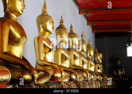 Stehende goldene Buddha Statuen. Tempel Wat Pho, Bangkok, Thailand Stockfoto