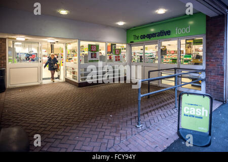 Szenen der Entbehrung in der heruntergekommenen Gegend High Street von Newhaven in East Sussex. Stockfoto