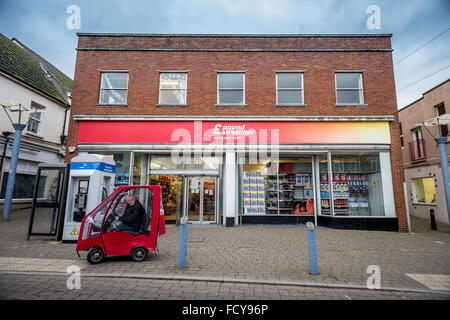 Szenen der Entbehrung in der heruntergekommenen Gegend High Street von Newhaven in East Sussex. Stockfoto