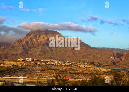 Teneriffa, Spanien - 17. Januar 2013: Sonnenaufgang über dem Teide: einen Panoramablick über die nicht-touristischen Teil der Stadt und der El Teide Stockfoto