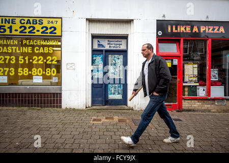 Szenen der Entbehrung in der heruntergekommenen Gegend High Street von Newhaven in East Sussex. Stockfoto