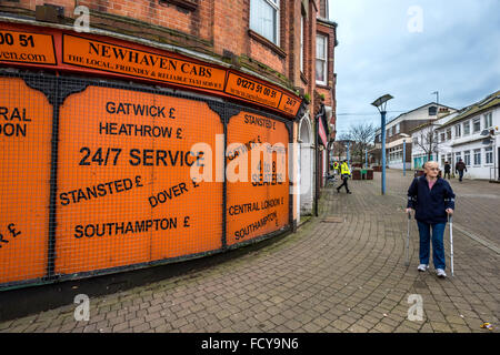 Szenen der Entbehrung in der heruntergekommenen Gegend High Street von Newhaven in East Sussex. Stockfoto