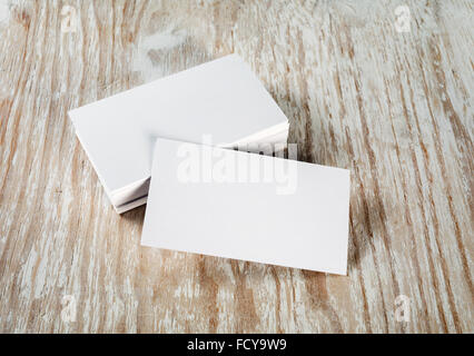 Foto von leere Visitenkarten mit weichen Schatten auf hölzernen Hintergrund. Mock-up für das branding Identität. Vorlage für ID. Stockfoto