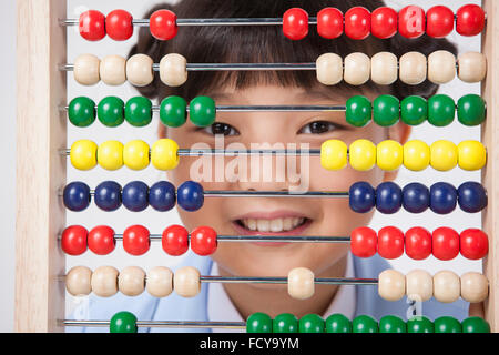 Grundschule junge Blick durch bunte abacus Stockfoto