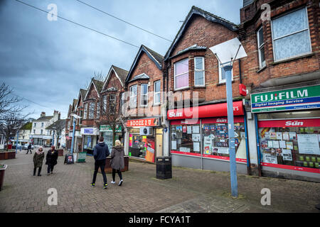 Szenen der Entbehrung in der heruntergekommenen Gegend High Street von Newhaven in East Sussex. Stockfoto