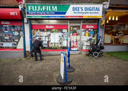 Szenen der Entbehrung in der heruntergekommenen Gegend High Street von Newhaven in East Sussex. Stockfoto