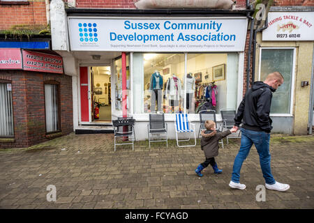 Szenen der Entbehrung in der heruntergekommenen Gegend High Street von Newhaven in East Sussex. Stockfoto