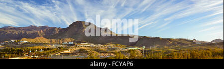Teneriffa, Spanien - 12. Januar 2013: Sonnenaufgang über dem Teide: einen Panoramablick über die nicht-touristischen Teil der Stadt und der El Teide Stockfoto