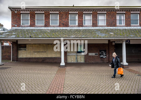 Szenen der Entbehrung in der heruntergekommenen Gegend High Street von Newhaven in East Sussex. Stockfoto