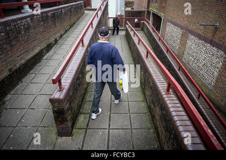 Szenen der Entbehrung in der heruntergekommenen Gegend High Street von Newhaven in East Sussex. Stockfoto