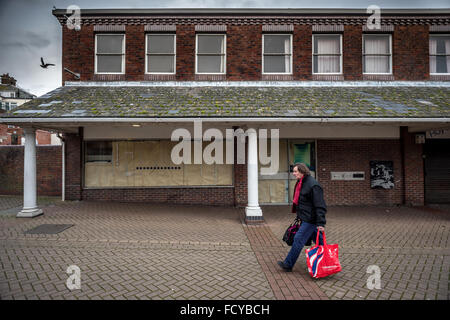 Szenen der Entbehrung in der heruntergekommenen Gegend High Street von Newhaven in East Sussex. Stockfoto