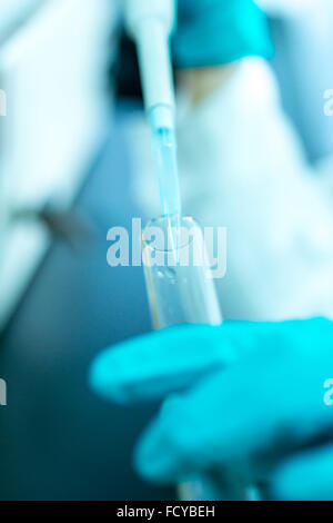 Zugeschnittenes Bild des Lehrers hält Pipette und Reagenzglas in Gießen Stockfoto