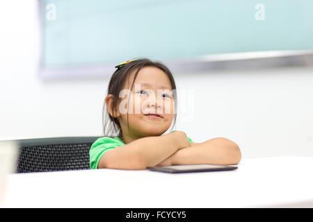 Neugierig studiert mit digital-Tablette im Klassenzimmer Stockfoto
