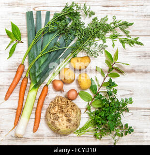 Frisches Gemüse. Gesunde Bio-Lebensmittel. Lauch, Karotten, Zwiebel, Petersilie, Kartoffeln, Sellerie, Lorbeerblätter Stockfoto