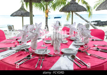 Romantisches Dinner am sunset Beach. Rosa Festtafel Gedeck. Selektiven Fokus Stockfoto