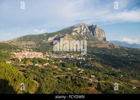 Der Berg Bereich des Monte Bulgheria und der Gemeinde von San Giovanni ein Piro im Cilento in der Morgensonne Stockfoto