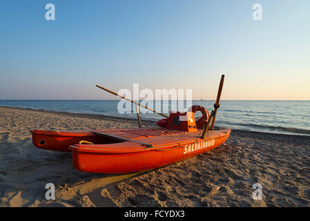 Roten Rettungsboot bei Sonnenuntergang am Strand am Mittelmeer in der Nähe von Palinuro in der Cilento-Region im Süden Italiens Mingardo Stockfoto